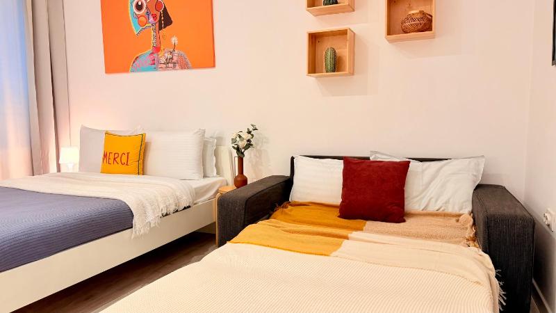 Your Perfect City Escape - Bright and Elegant 2BR in the Historic Heart - image 11