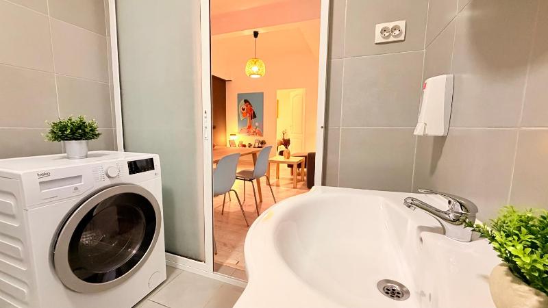 Your Perfect City Escape - Bright and Elegant 2BR in the Historic Heart - image 16