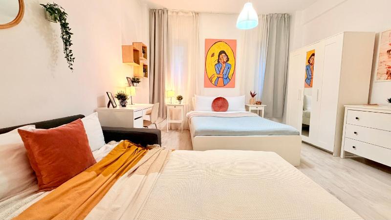 Your Perfect City Escape - Bright and Elegant 2BR in the Historic Heart - image 2