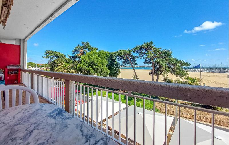 2 Bedroom Awesome Apartment In Royan - image 8