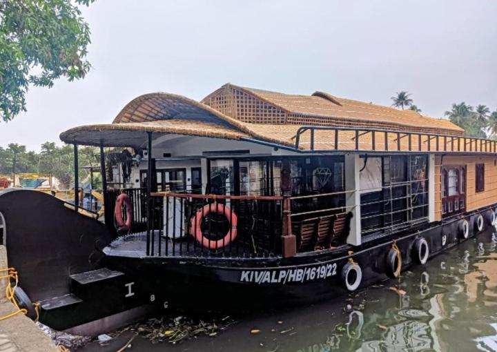 Crystal cruis House Boat - image 4