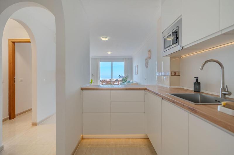Luxurious 2-Bedroom Apartment with Ocean View in Costa Adeje - image 12
