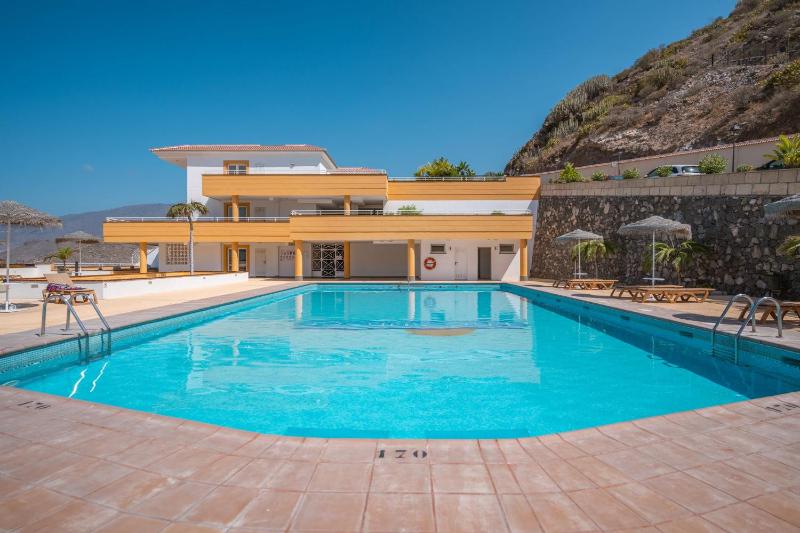 Luxurious 2-Bedroom Apartment with Ocean View in Costa Adeje - image 24