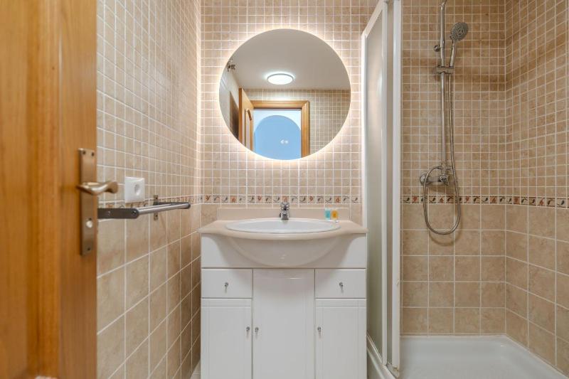 Luxurious 2-Bedroom Apartment with Ocean View in Costa Adeje - image 18