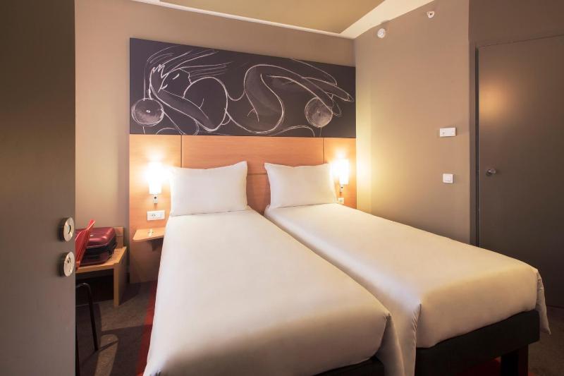 Standard Twin Room image 4