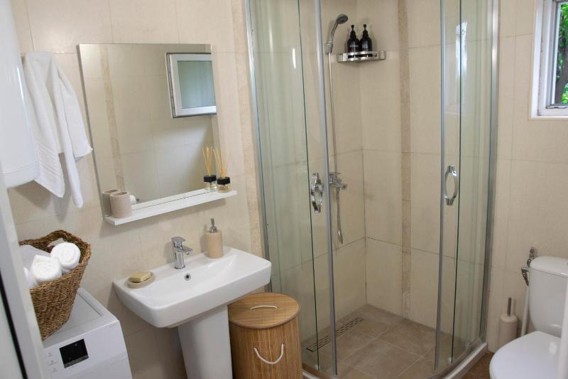 Private Sunny Hills Apartment - image 4