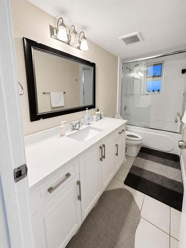 Quiet & Bright Basement Suite near Fraser Street - image 3
