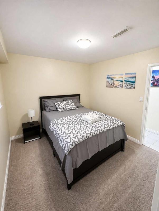 Quiet & Bright Basement Suite near Fraser Street - image 12