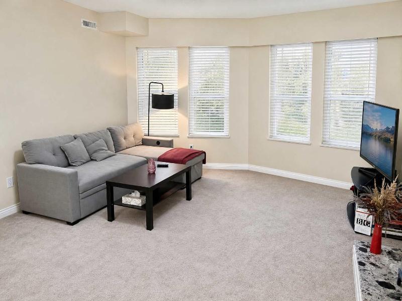 Quiet & Bright Basement Suite near Fraser Street - image 6