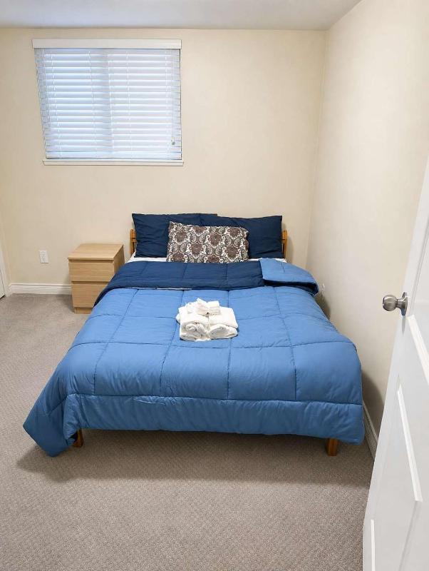 Quiet & Bright Basement Suite near Fraser Street - image 9