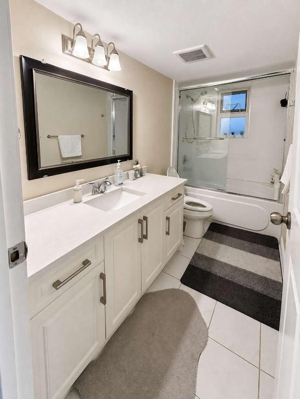 Quiet & Bright Basement Suite near Fraser Street - image 11