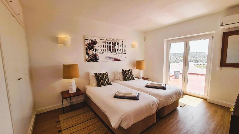 Casa Belavista Villa with stunning view of Praia da Luz - image 14