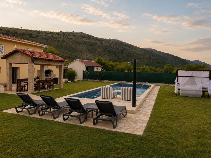 La Hacienda -Private Pool & Garden - image 7