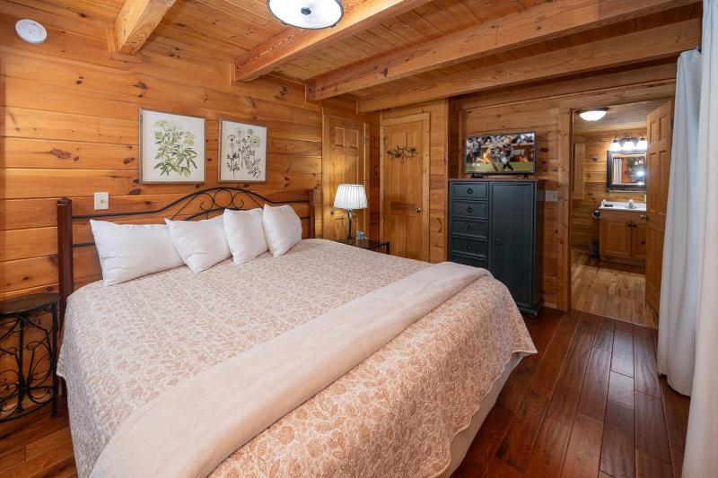 Horseshoe Hideaway - image 49