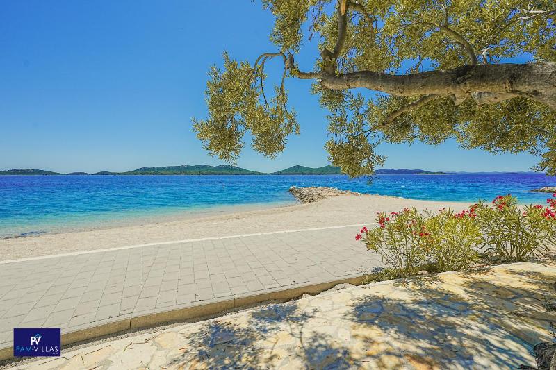 BUQEZ ECO RESORT - Beach Villa 28 - Directly by beach - image 9