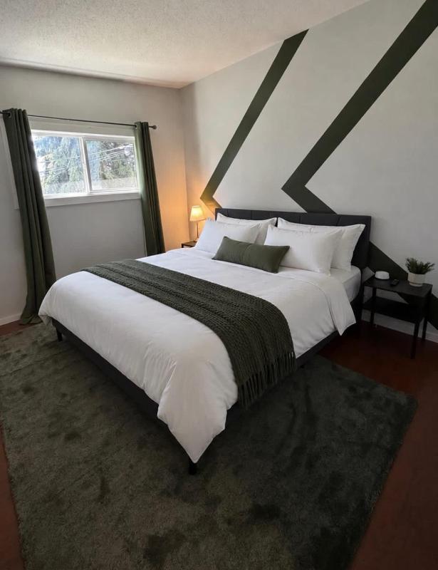 Central Cozy 2BR Stay Near Downtown & Zoo - image 4