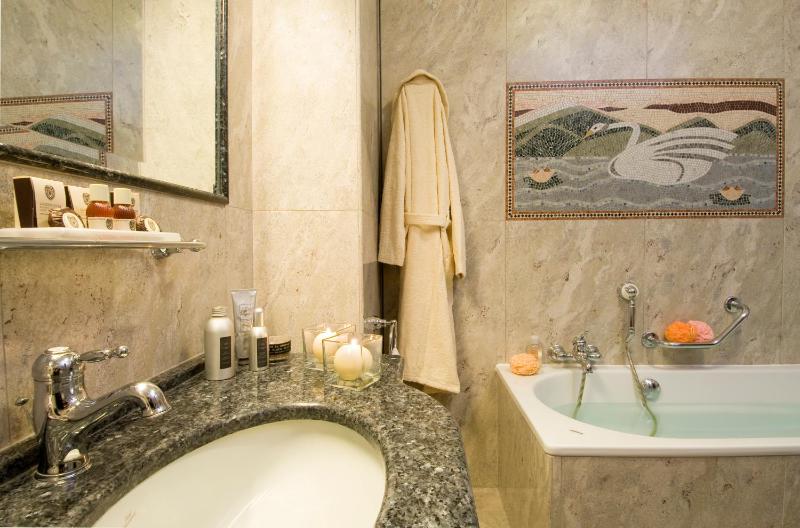 Double or Twin Room -  Mountain Side image 3