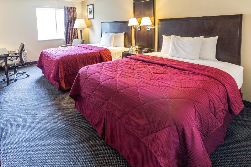 Queen Room with Two Queen Beds - Non-Smoking image 3