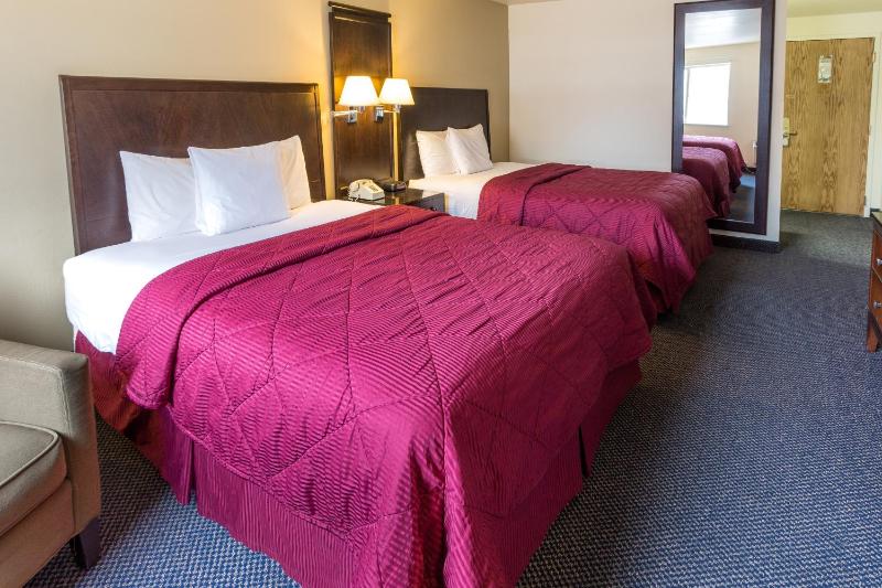 Queen Room with Two Queen Beds - Non-Smoking image 2