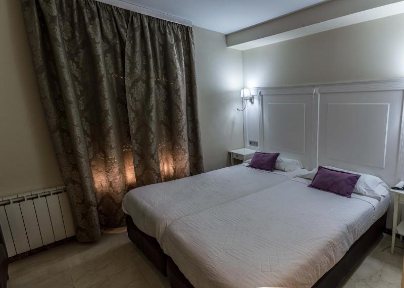 Twin Room image 2