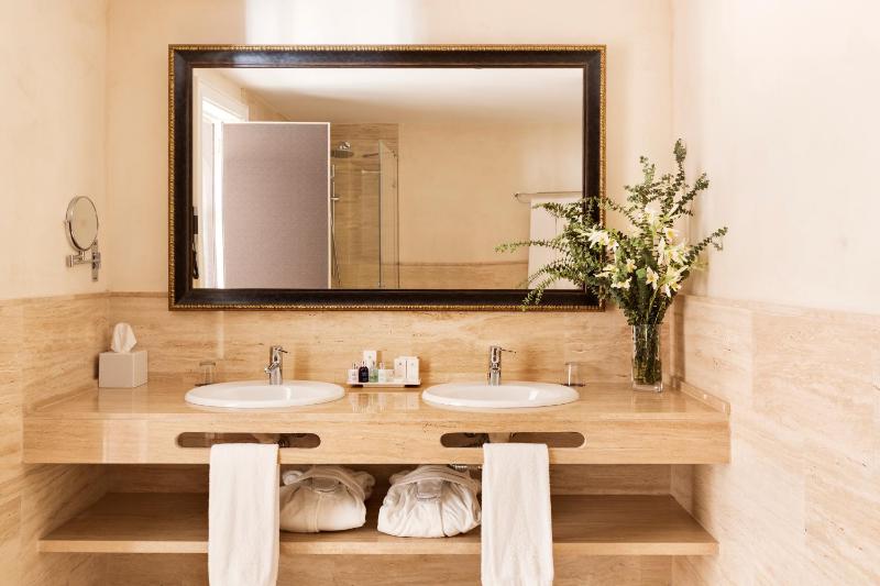 Junior Suite with  Jacuzzi® image 3
