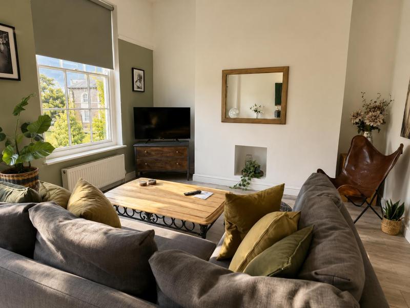 F3 Walkable to Racecourse! Sleeps 4 - image 6