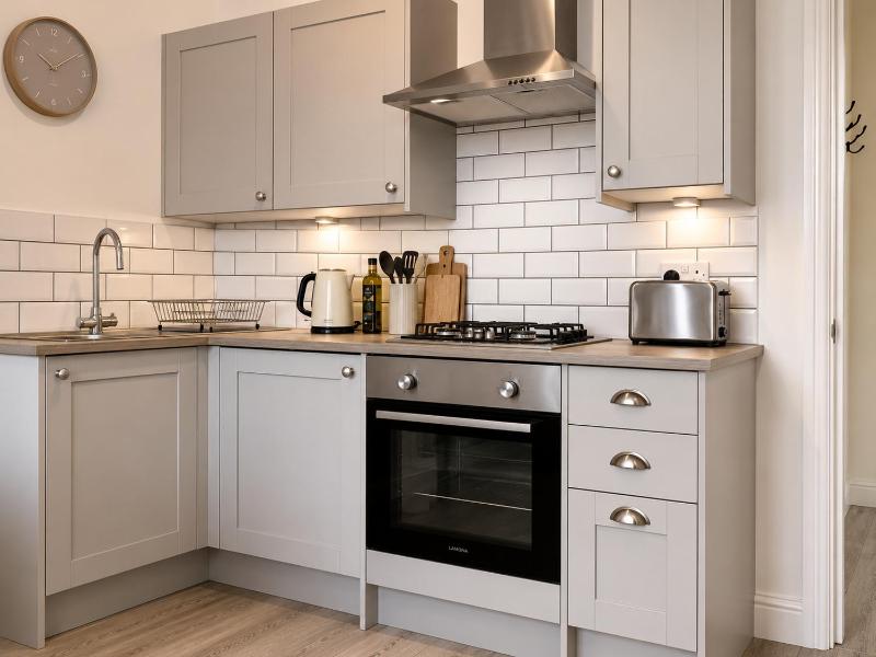 F2 Cheltenham Festival Ready! Sleeps 3 - image 3