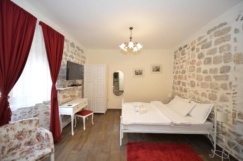 King Room with Garden View image 3