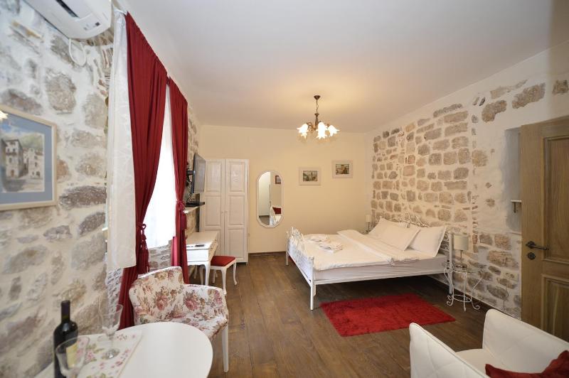 King Room with Garden View image 4