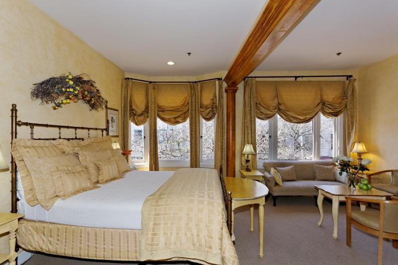 Superior King Room image 2