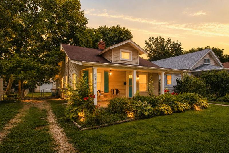 The Primrose Cottage Pet Friendly Private Yard - image 1