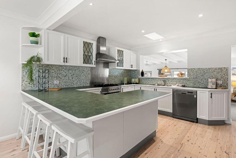 Samphire House - Fireplace with Heated Swimming Pool - image 10