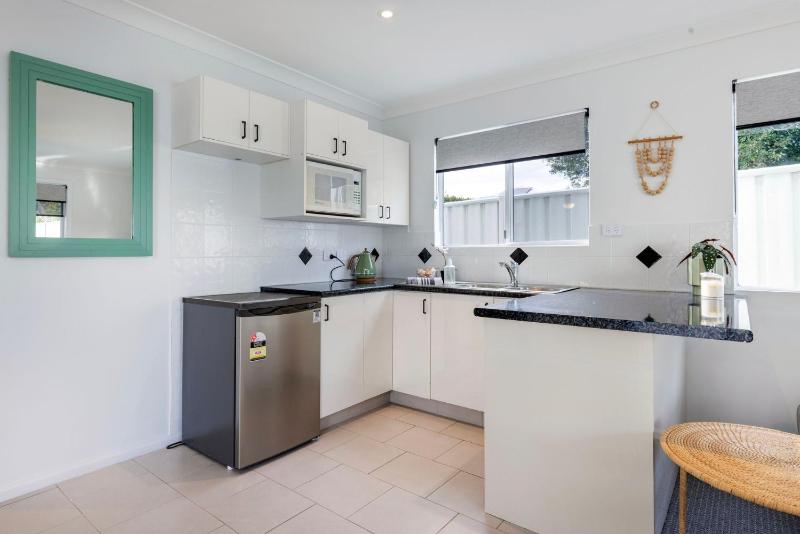 Samphire House - Fireplace with Heated Swimming Pool - image 18