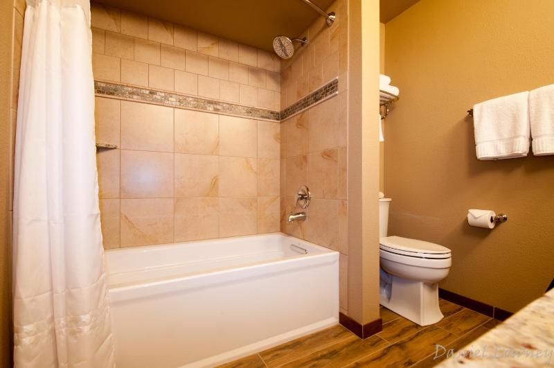 Deluxe King Room image 2