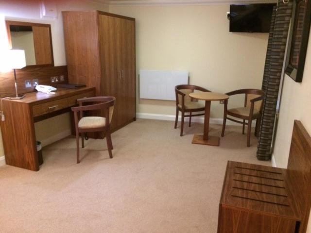 Double Room with Two Double Beds image 3