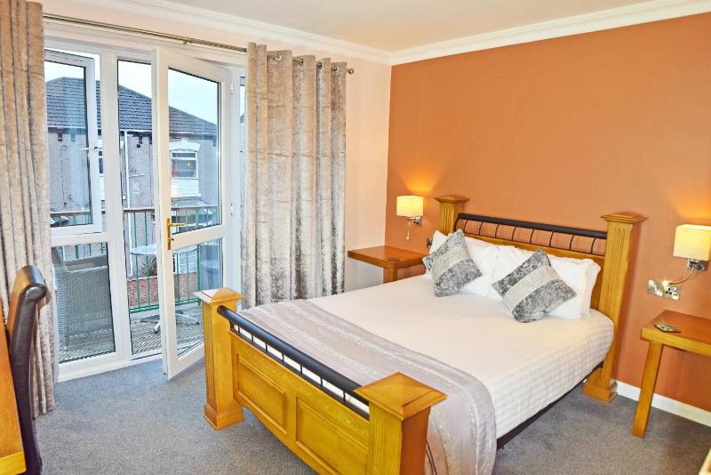 Executive Double with Balcony and Spa Bath image 3
