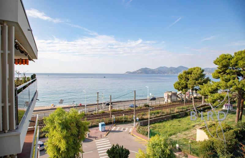 Vue Mer et Esterel Cannes just next to the beach - image 13