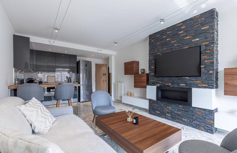 3 High-End Rooms Central - image 15