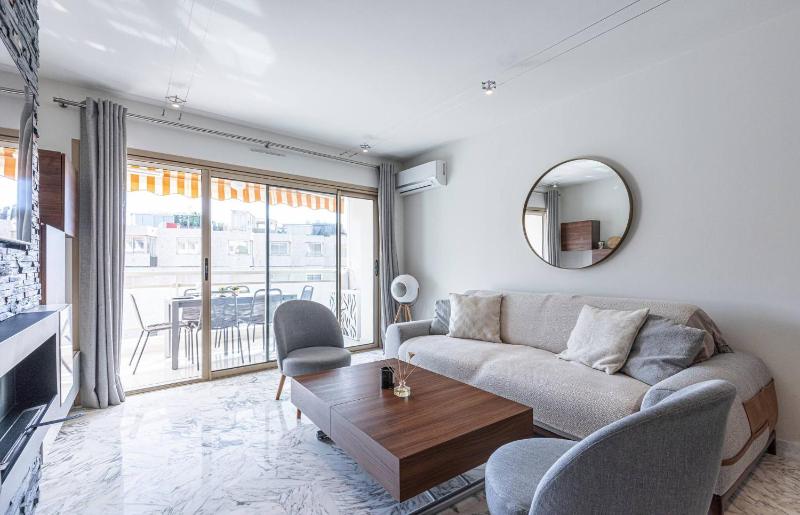 3 High-End Rooms Central - image 16