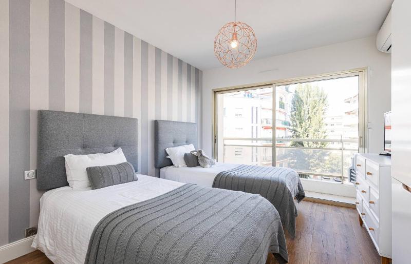 3 High-End Rooms Central - image 3