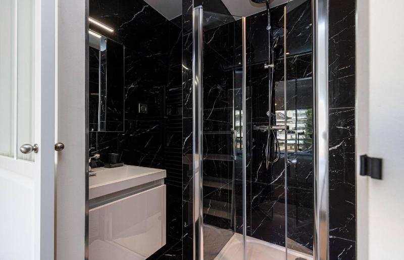 3 High-End Rooms Central - image 7