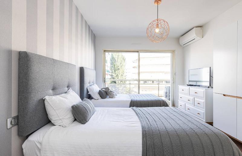 3 High-End Rooms Central - image 11