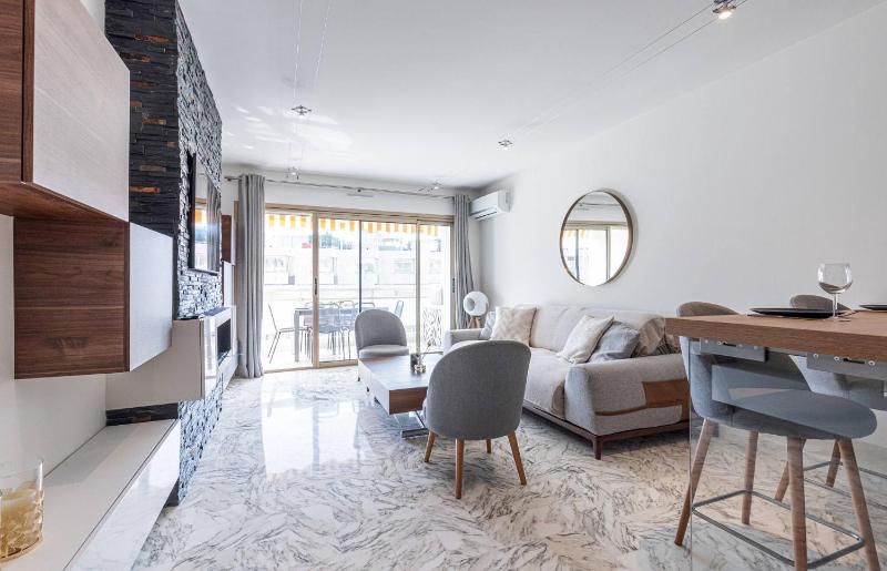 3 High-End Rooms Central - image 13