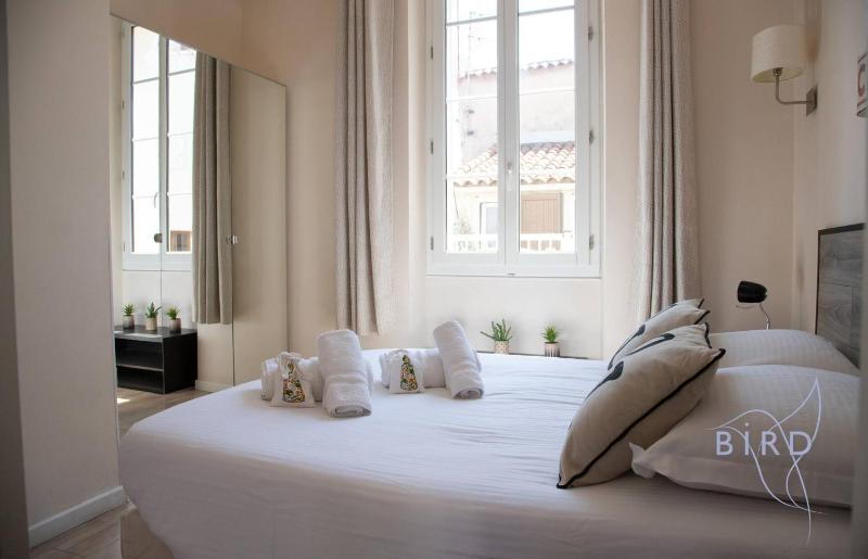 Bright 1BR in the Heart of Old Antibes Place Nationale - image 3
