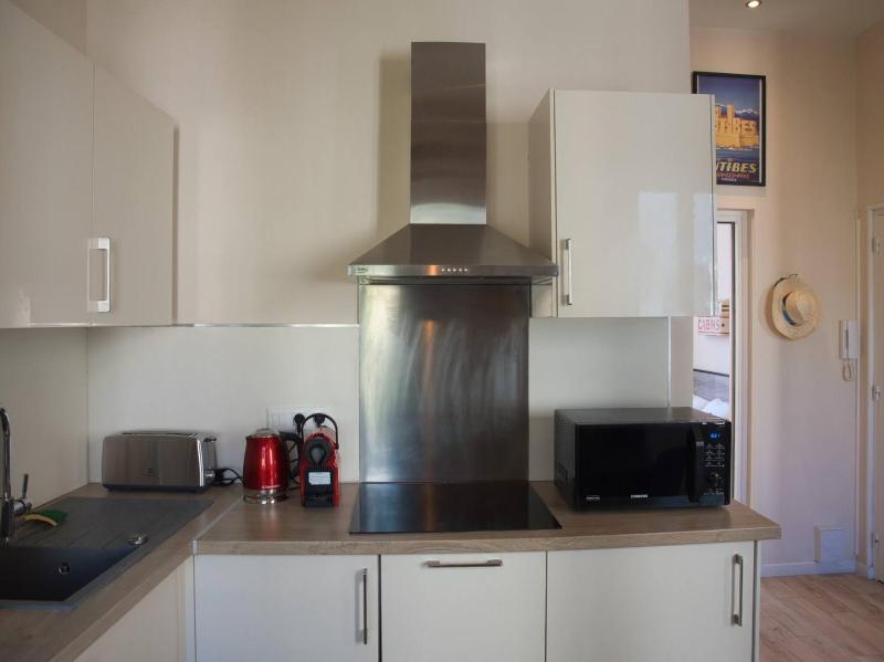 Bright 1BR in the Heart of Old Antibes Place Nationale - image 4