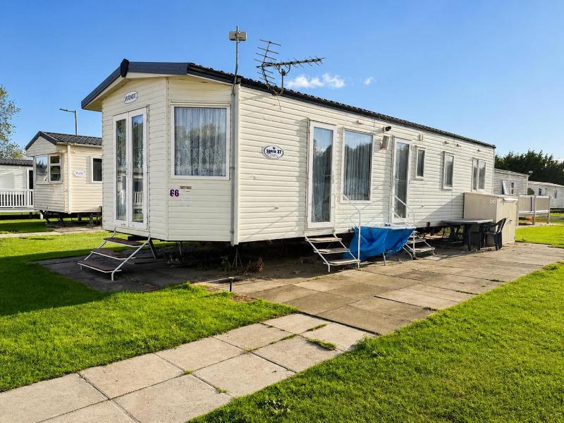 Lovely 8 Berth Caravan At Southview Skegness With Lake Views Ref 33066Cl - image 1