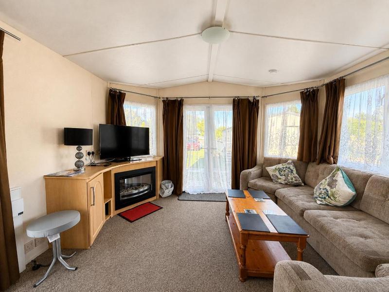Lovely 8 Berth Caravan At Southview Skegness With Lake Views Ref 33066Cl - image 11
