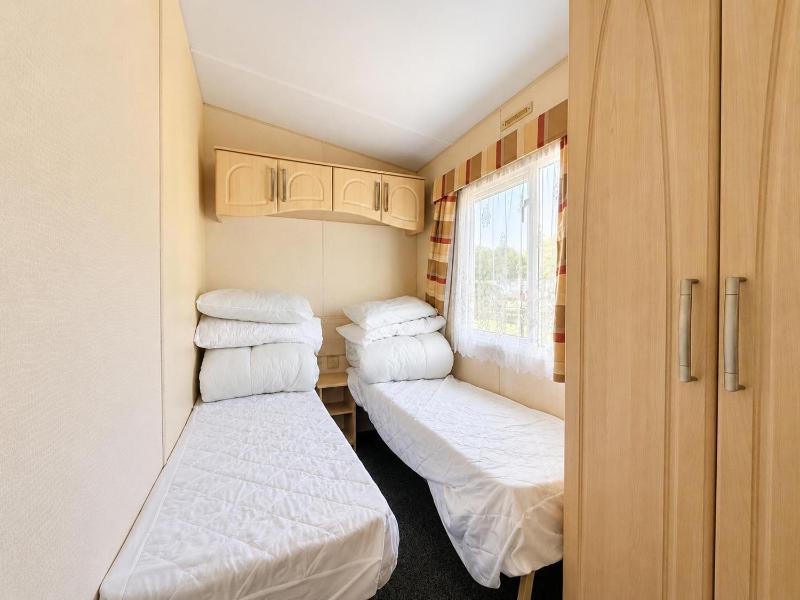 Lovely 8 Berth Caravan At Southview Skegness With Lake Views Ref 33066Cl - image 17