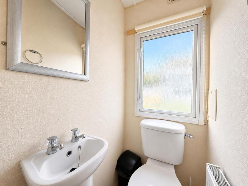 Lovely 8 Berth Caravan At Southview Skegness With Lake Views Ref 33066Cl - image 3