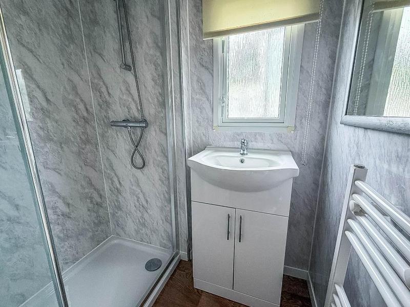 Lovely 8 Berth Caravan At Southview Skegness With Lake Views Ref 33066Cl - image 10